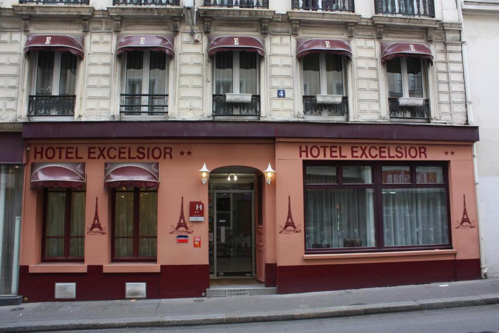 un esiliatore di hotel su un edificio su una strada di Hotel Excelsior a Parigi