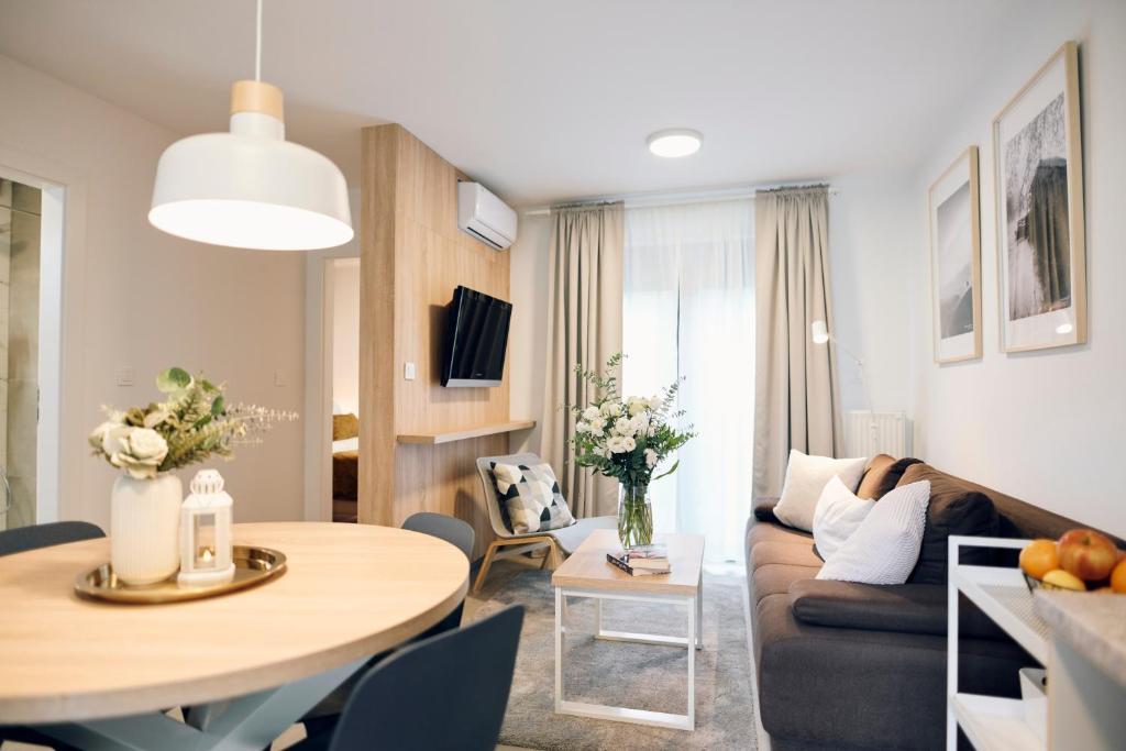 een woonkamer met een bank en een tafel bij Premium Apartments Terme Sveti Martin in Sveti Martin na Muri