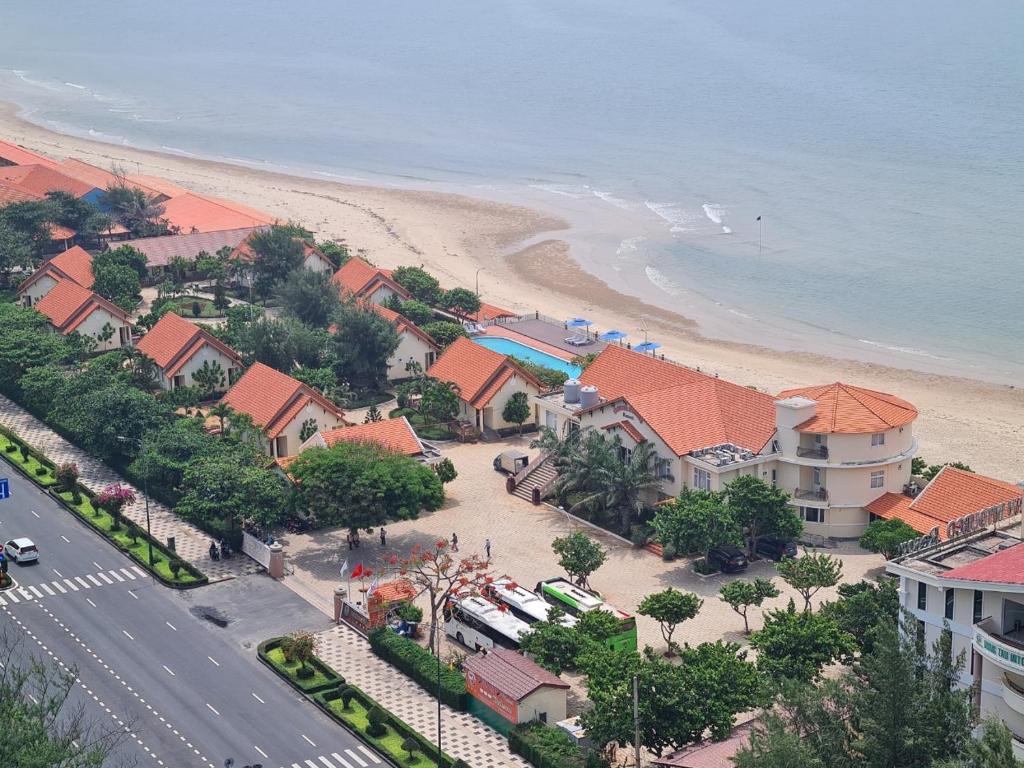 uma vista aérea de um resort e da praia em Hai Duong Intourco Resort, Vung Tau em Vung Tau