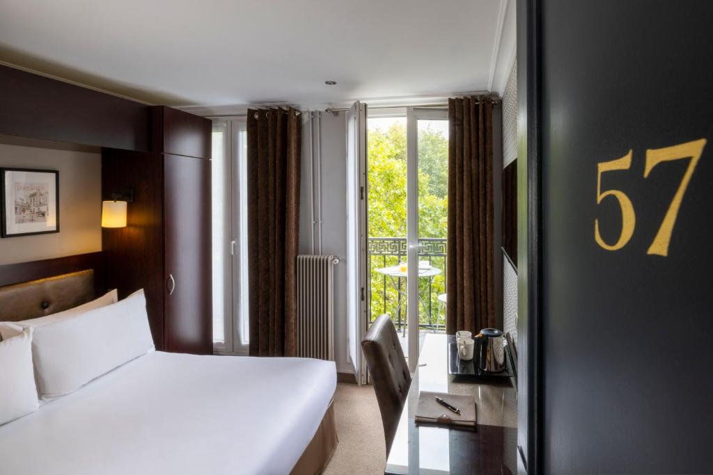 Postel nebo postele na pokoji v ubytování Hotel Abbatial Saint Germain