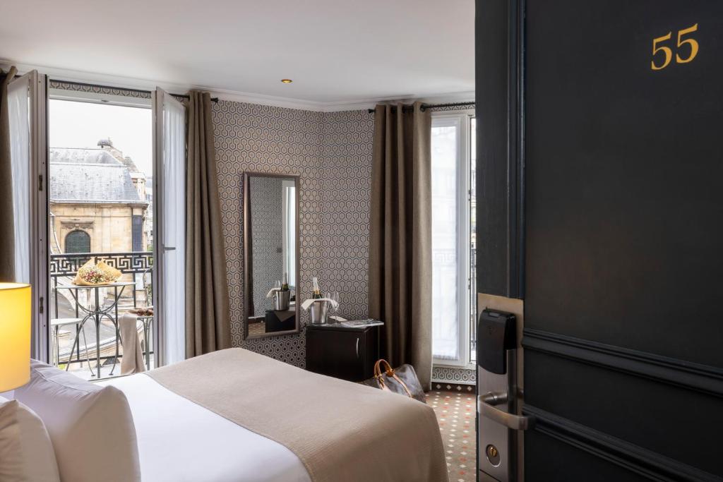 Postel nebo postele na pokoji v ubytování Hotel Abbatial Saint Germain