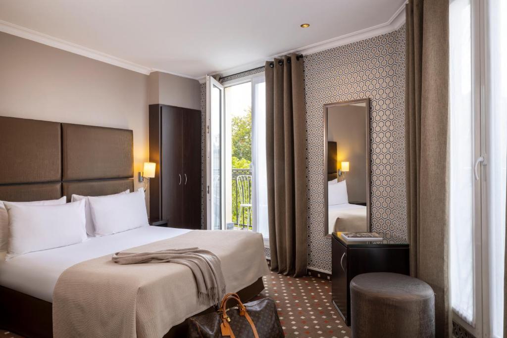 Postel nebo postele na pokoji v ubytování Hotel Abbatial Saint Germain