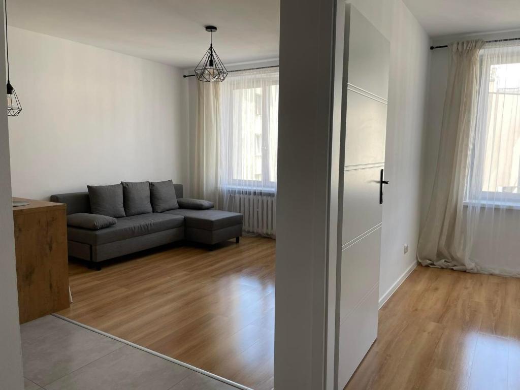 salon z kanapą i lustrem w obiekcie 3K Ochotnicza 9 w mieście Lublin