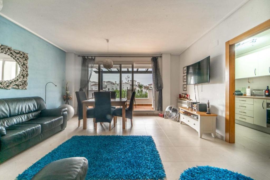 uma sala de estar com um sofá e uma mesa em Soleado Apartamento en Segunda Planta con Vistas a la Piscina en La Torre Golf - AE1422 em Torre-Pacheco