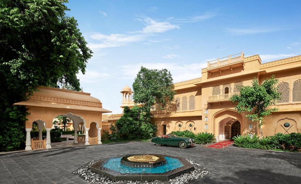 un edificio con un'auto parcheggiata di fronte di Sawai Man Mahal a Jaipur
