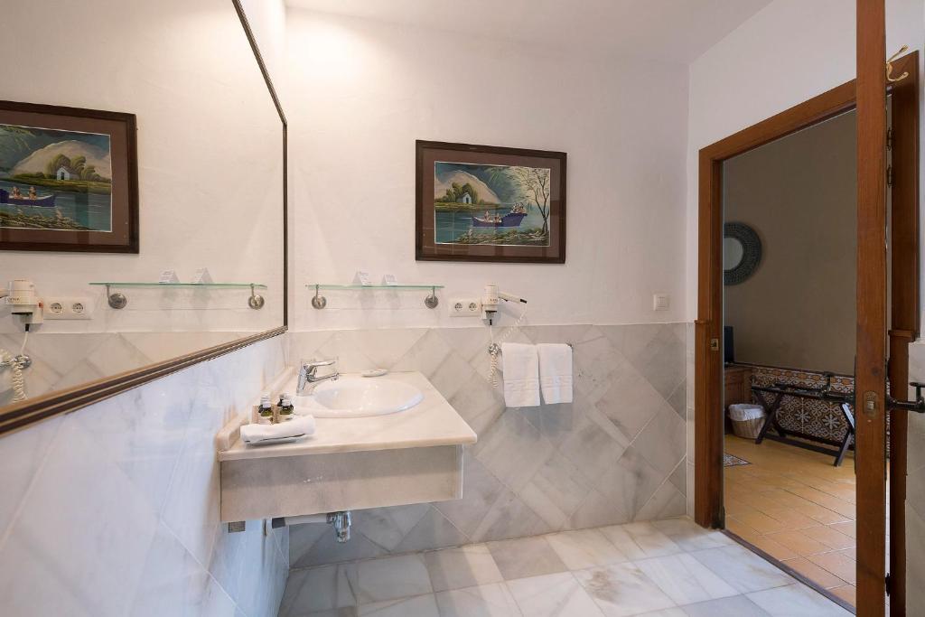 Łazienka w obiekcie Hotel La Casa del Califa