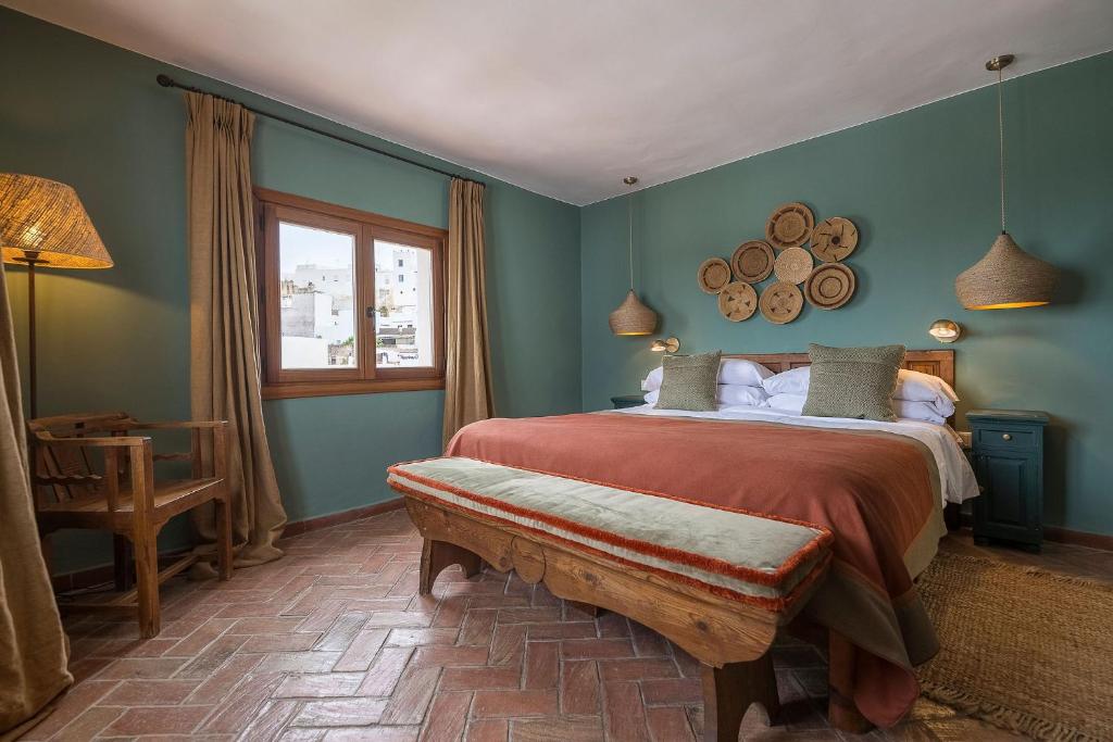 Łóżko lub łóżka w pokoju w obiekcie Hotel La Casa del Califa