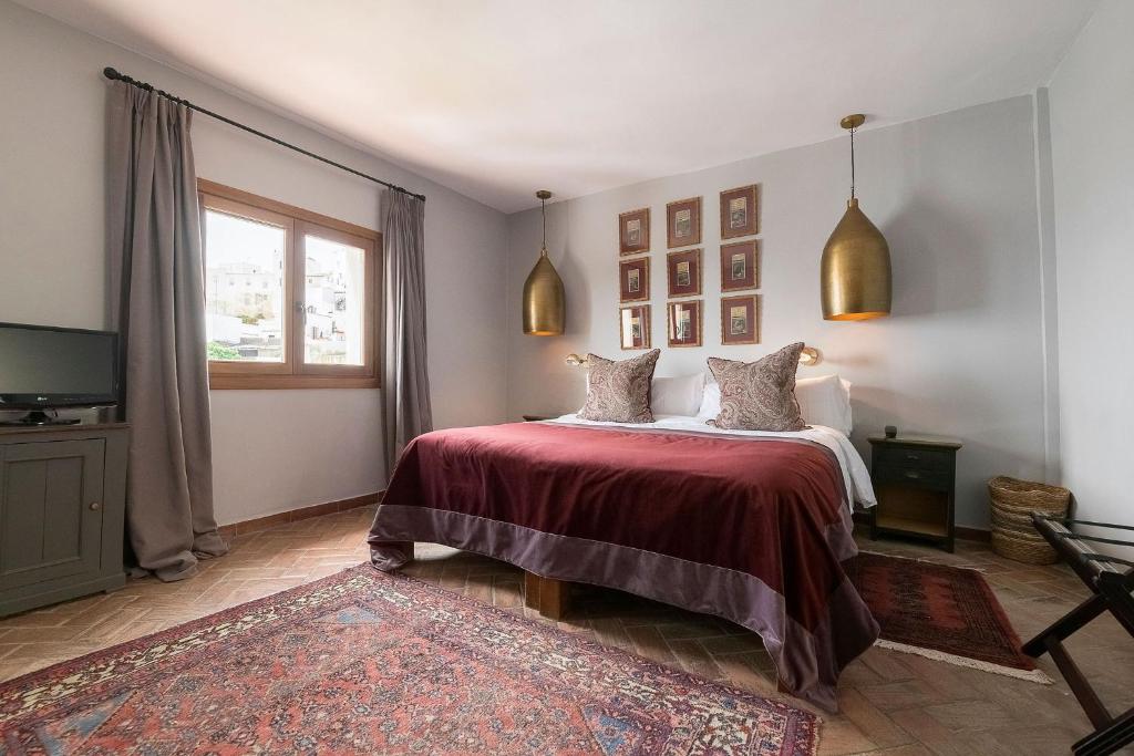Łóżko lub łóżka w pokoju w obiekcie Hotel La Casa del Califa