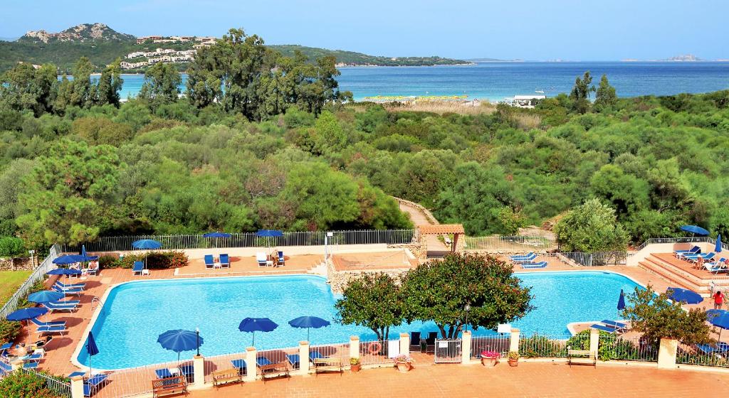 Bazén v ubytování Colonna Beach Hotel Marinella nebo v jeho okolí