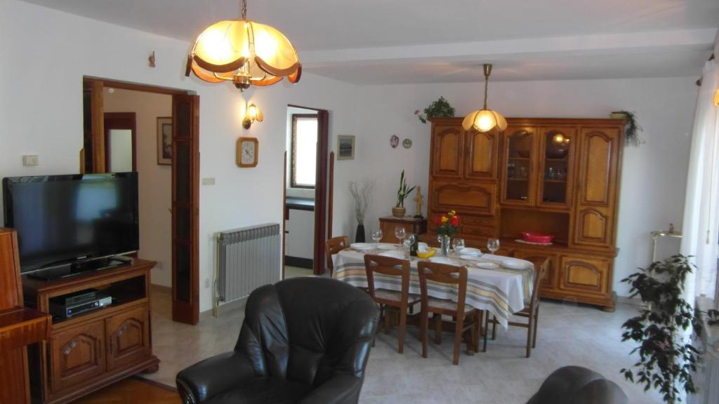 Televízia a/alebo spoločenská miestnosť v ubytovaní Apartments Ida, 100 m from the beach