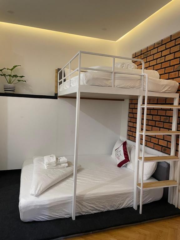 Giường trong phòng chung tại Feliz Dalat Homestay