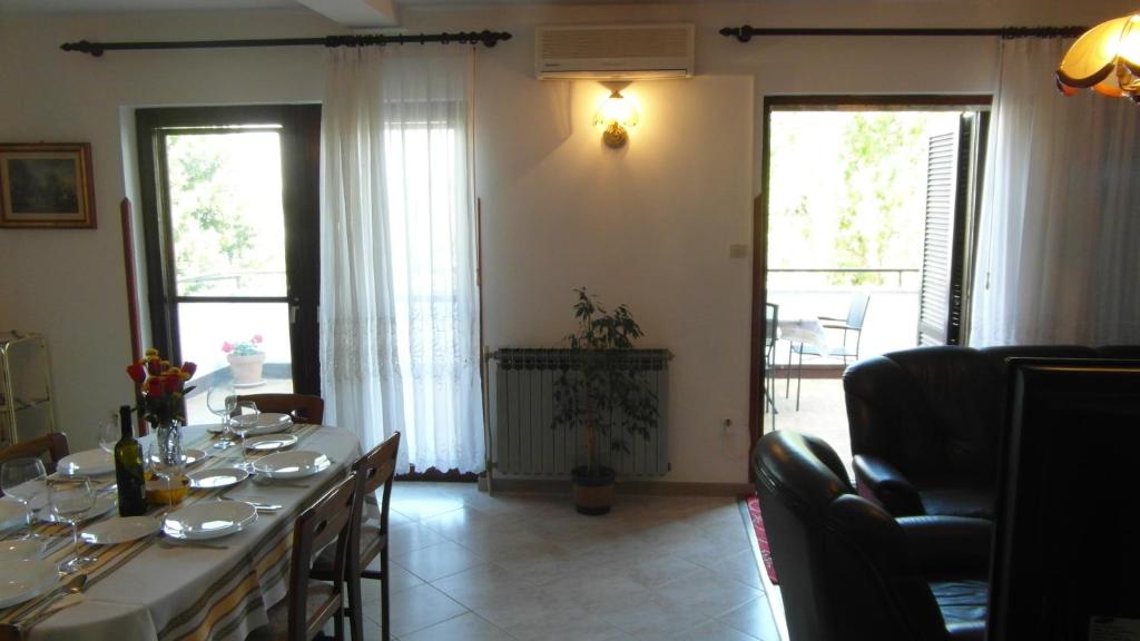 Posedenie v ubytovaní Apartments Ida, 100 m from the beach
