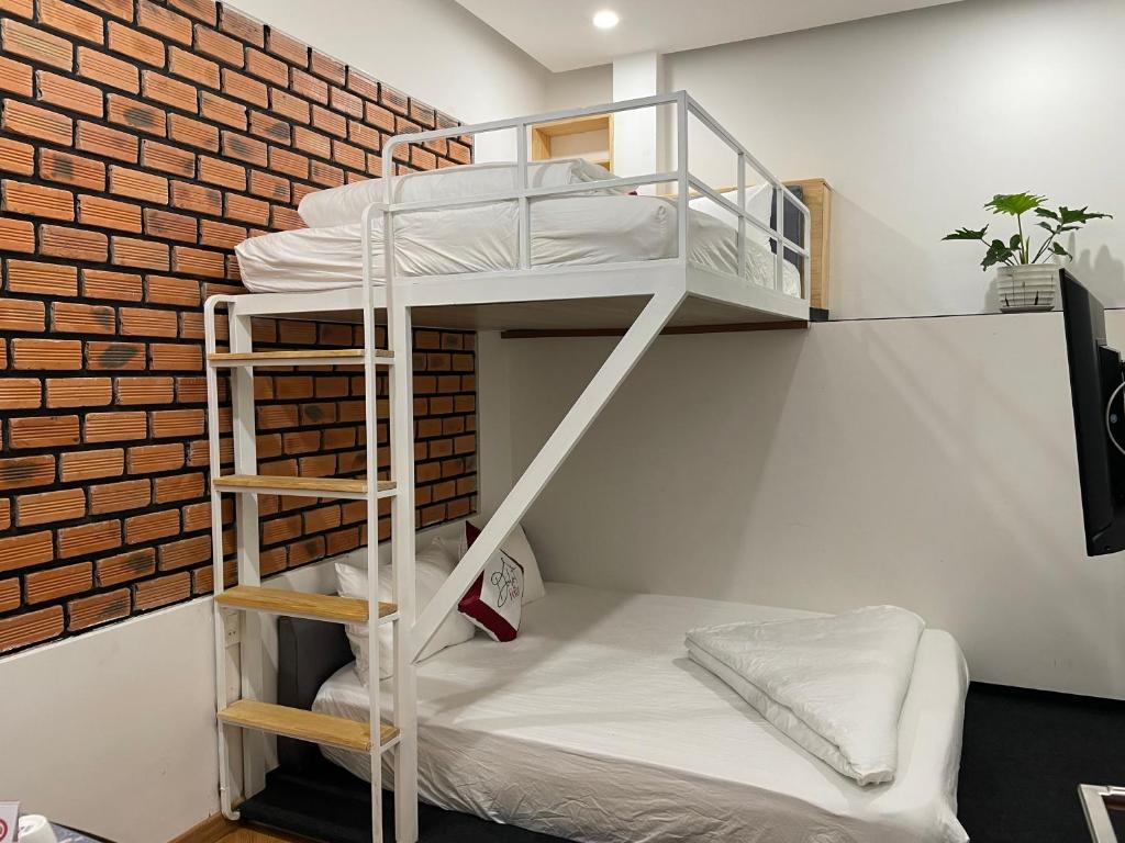 Giường trong phòng chung tại Feliz Dalat Homestay