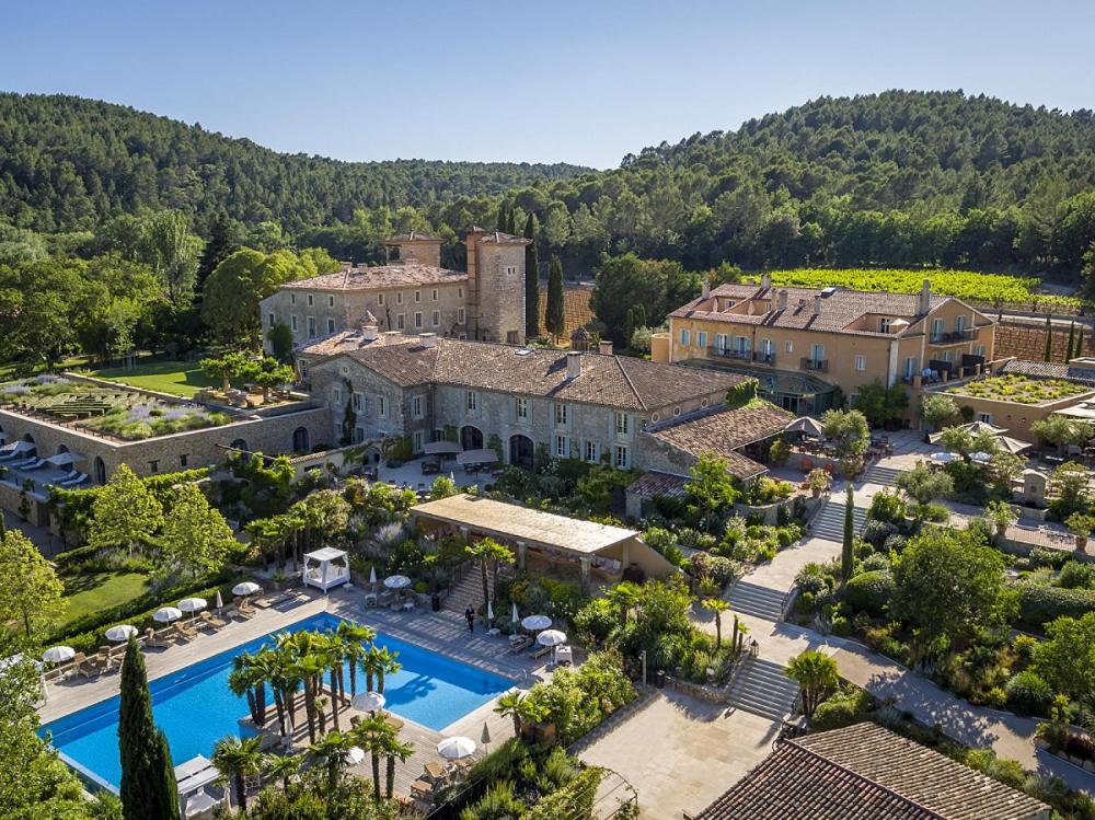 uma vista aérea de uma mansão com uma piscina em Château de Berne em Lorgues