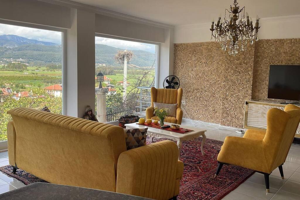 uma sala de estar com um sofá e cadeiras e uma televisão em Gemütliche Villa mit Pool, extravagant, luxuriös em Ula