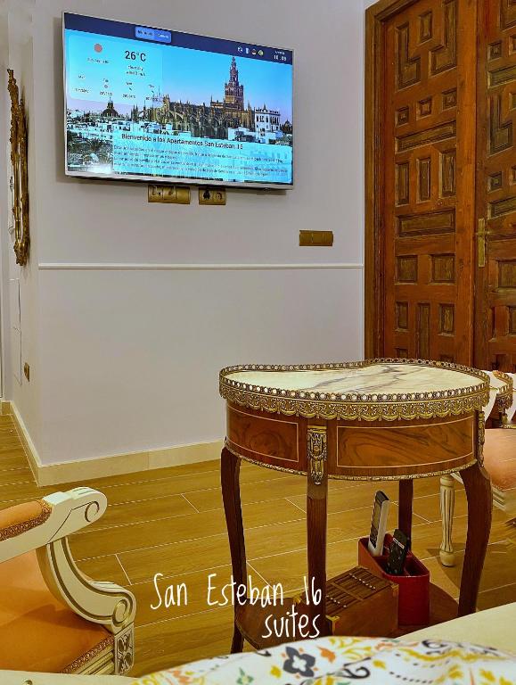 TV a/nebo společenská místnost v ubytování SUITES SAN ESTEBAN 16 Real