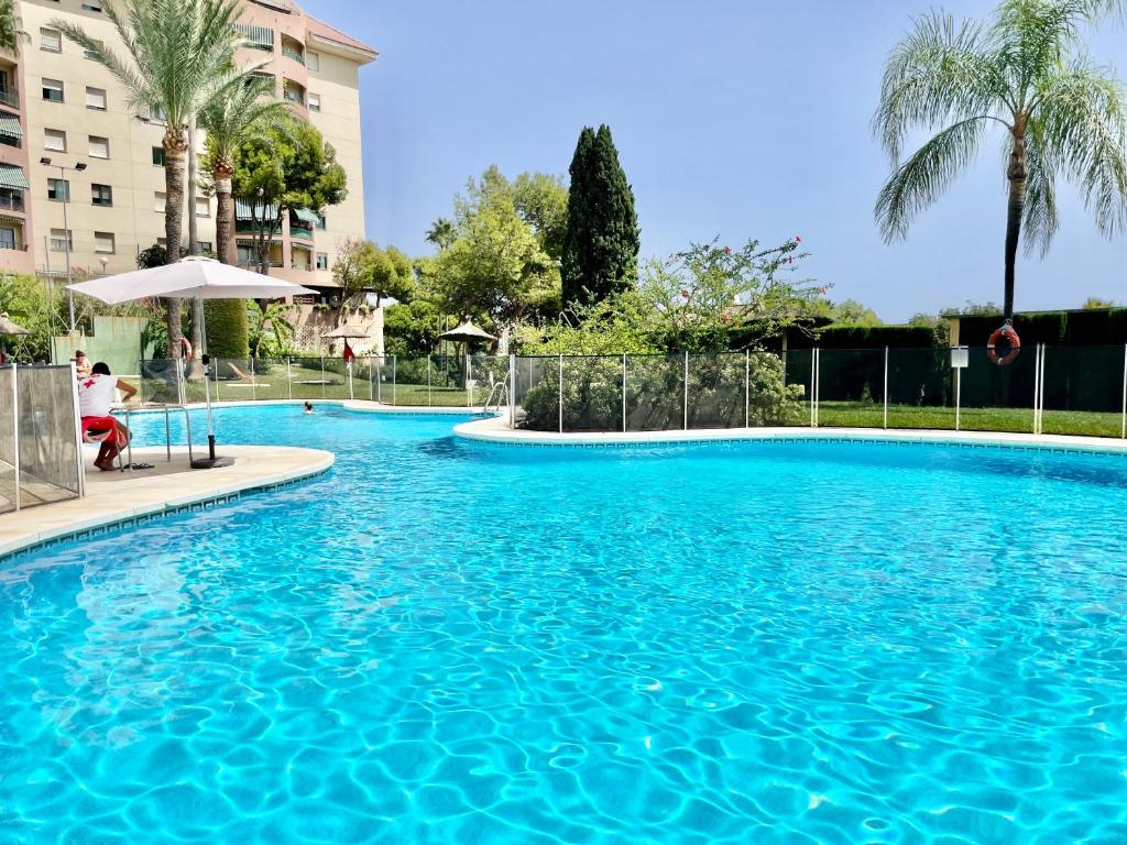 une grande piscine bleue en face d'un bâtiment dans l'établissement La Concha - EaW Homes, à Marbella