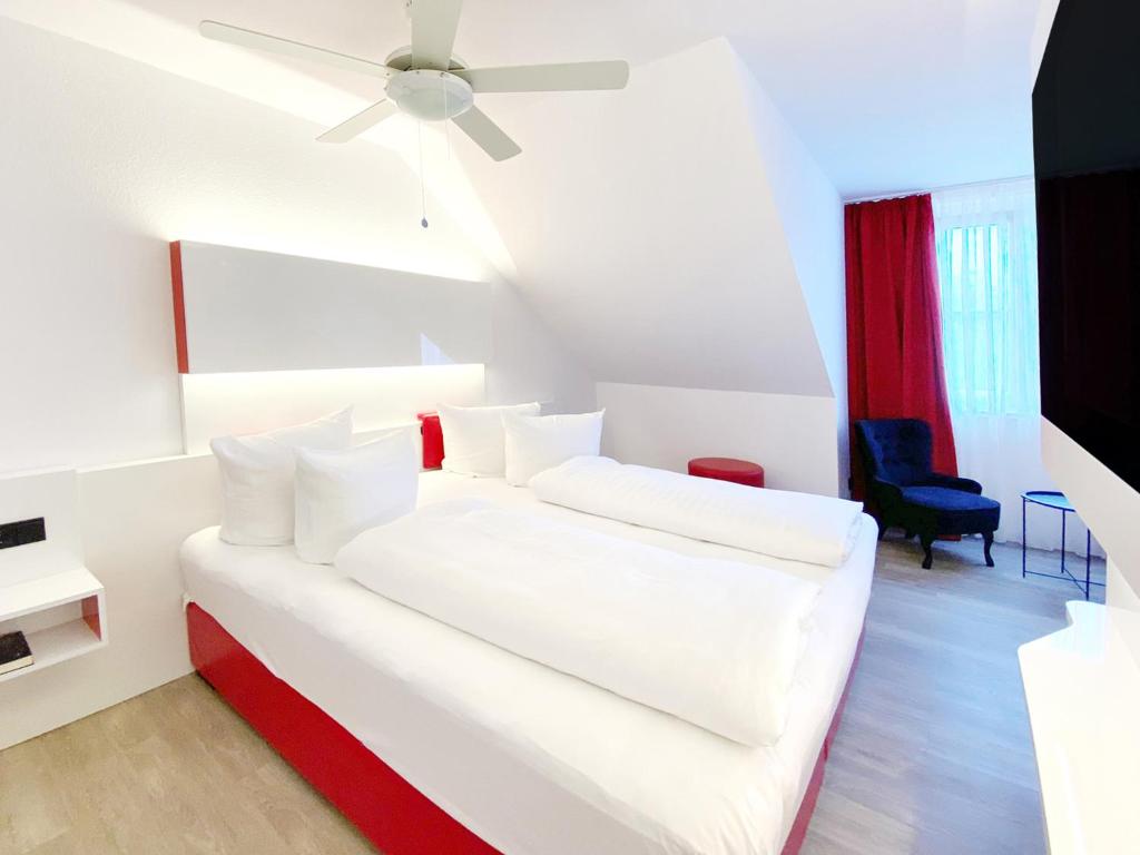 Postel nebo postele na pokoji v ubytování DORMERO Hotel Hoyerswerda