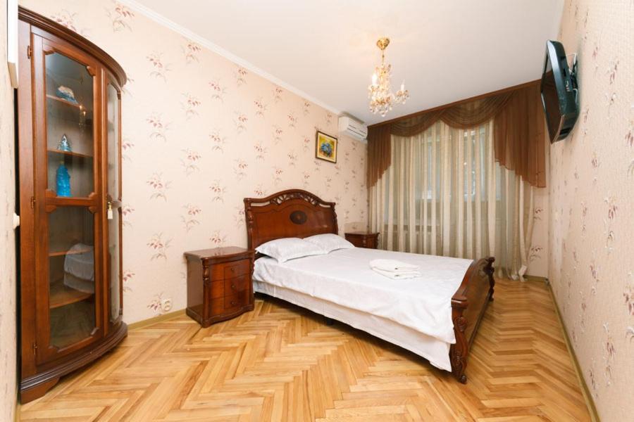 キーウにあるApartment on Volodymirska 73 streetのベッドルーム1室(ベッド1台付)