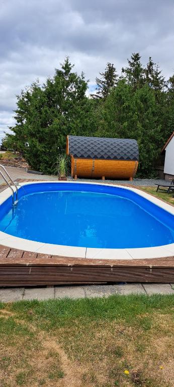 Bazén v ubytování B&B Talstation nebo v jeho okolí
