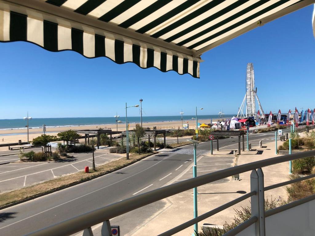 - une vue sur la plage depuis le balcon d'un bâtiment dans l'établissement ST JEAN DE MONTS - VUE MER - 2 Chambres, à Saint-Jean-de-Monts