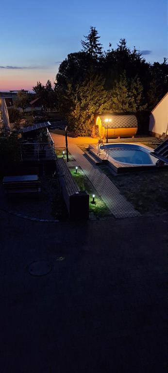 Bazén v ubytování B&B Talstation nebo v jeho okolí