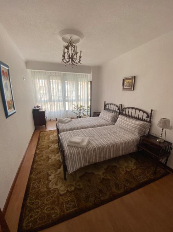 En Gijón y a 2 minutos de playa San Lorenzo - Apartamento De Tres Dormitorios