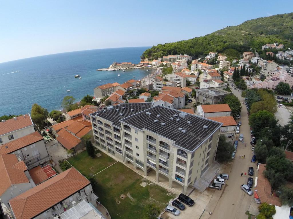 una vista aérea de un pueblo junto al agua en Beachfront Apartments Oaza 2, en Petrovac na Moru