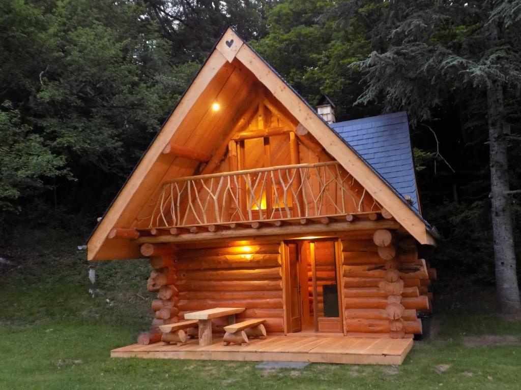 Chalet en rondins de bois, Pyrenees Emotions