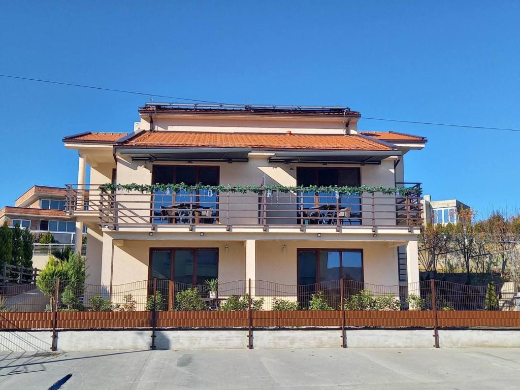 - un bâtiment avec un balcon orné de plantes dans l'établissement Villa Lucija, à Veles