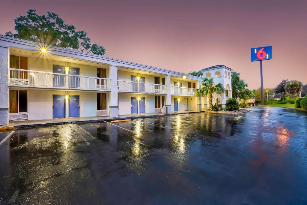 an empty parking lot in front of a hotel at Motel 6-Gainesville, FL in Gainesville