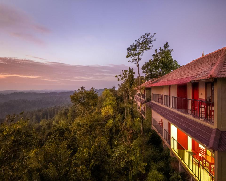 AmmattiにあるCoorg Cliffs Resortsの山の上の家