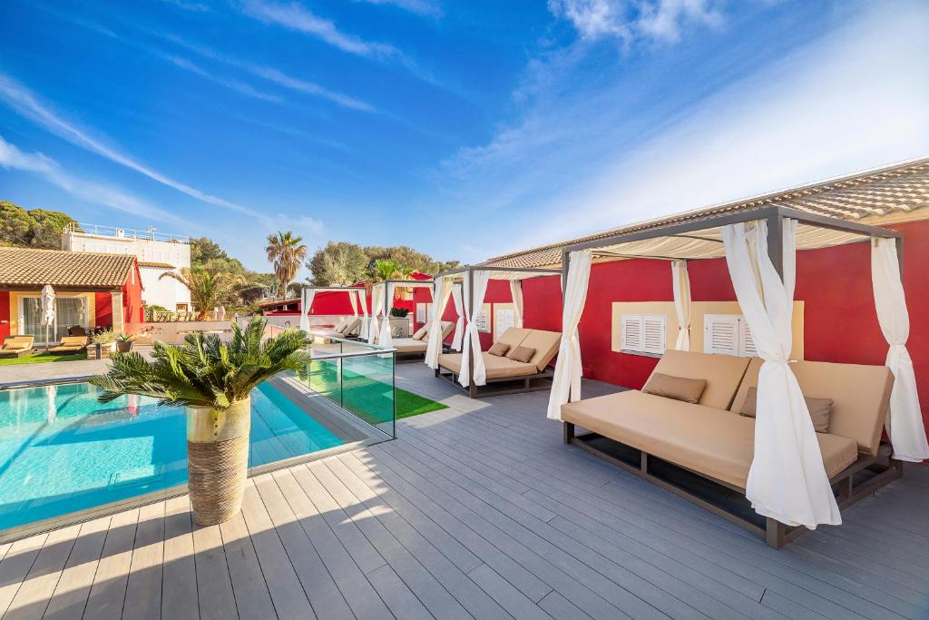 un complejo con piscina y terraza con sillas en Hotel Paradise Residencial, en Cala Ratjada