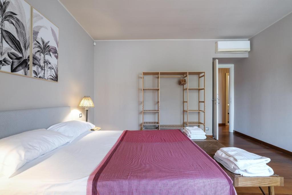 Łóżko lub łóżka w pokoju w obiekcie Castello Luxury Apartment - in the heart of Milan