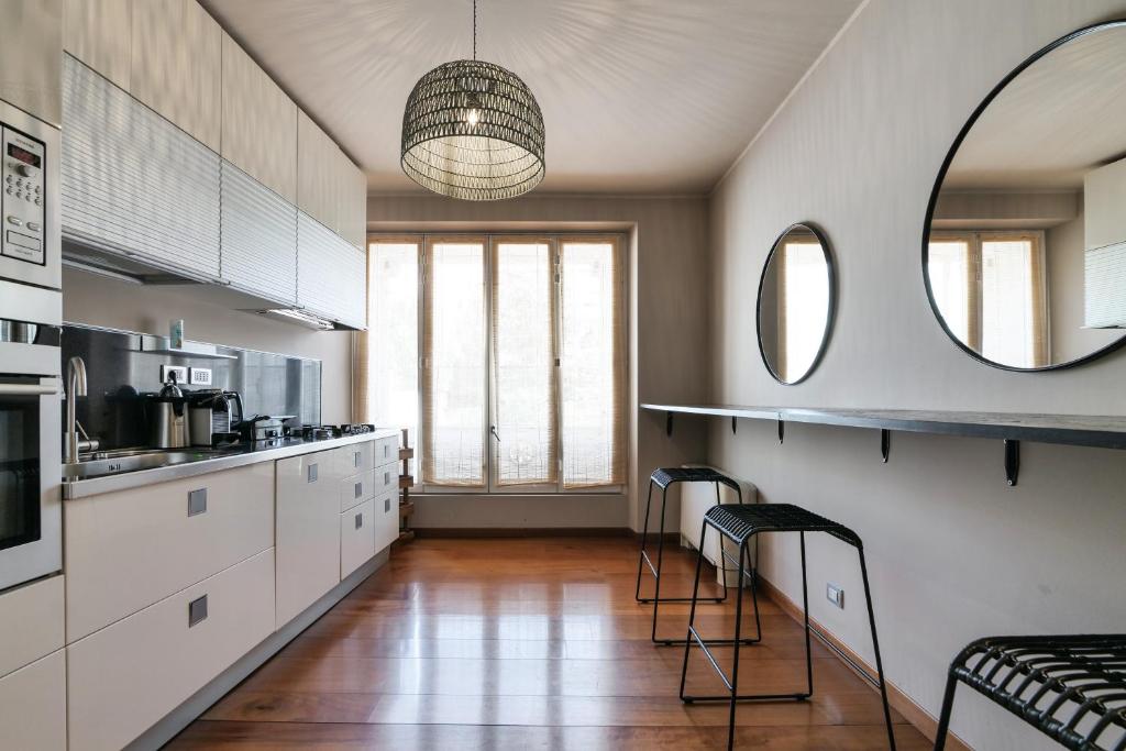 Kuchnia lub aneks kuchenny w obiekcie Castello Luxury Apartment - in the heart of Milan