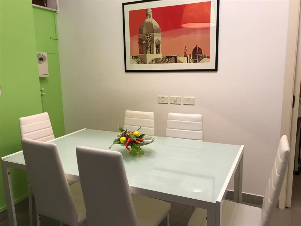 パレルモにあるForesteria del Massimoの白いダイニングテーブル(白い椅子付)