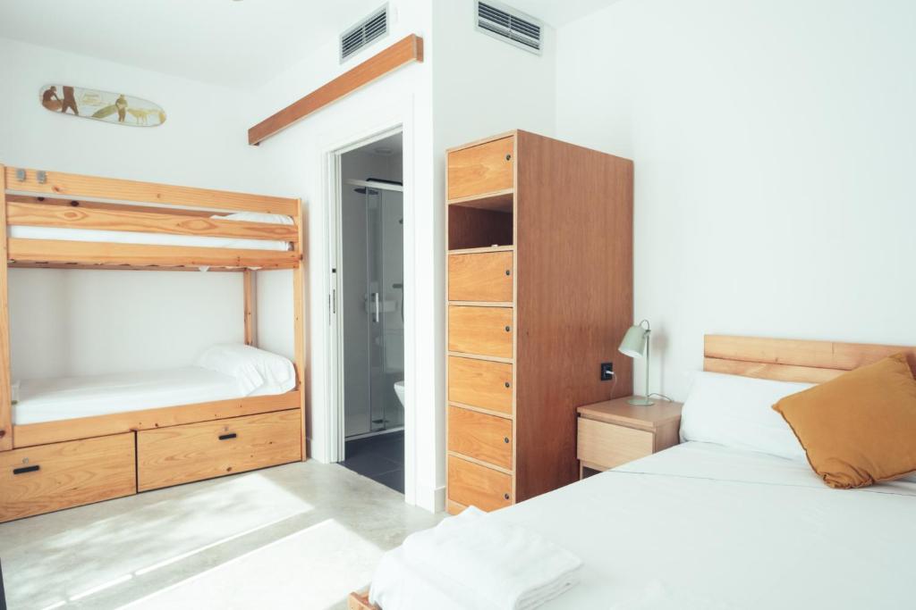 Postel nebo postele na pokoji v ubytování Moana Eco Surf House