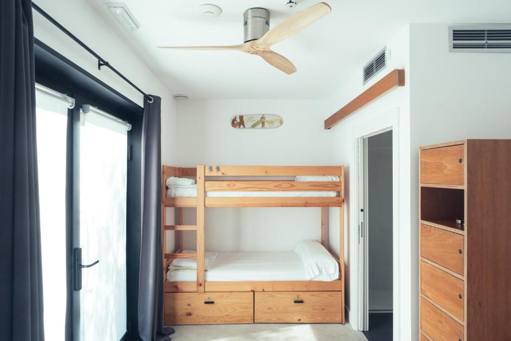 Palanda nebo palandy na pokoji v ubytování Moana Eco Surf House