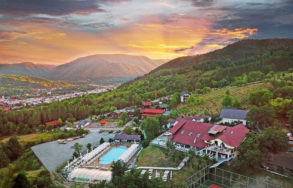 z powietrza widok na ośrodek z basenem i góry w obiekcie Complex Turistic Creanga Resort & Spa w mieście Târgu Ocna