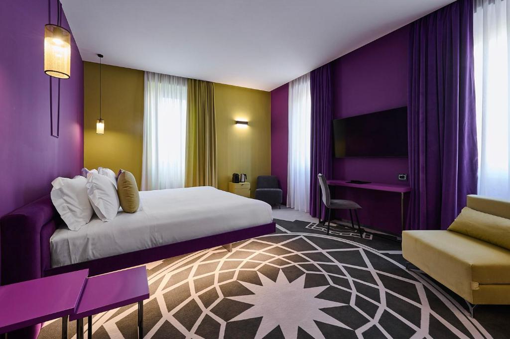 um quarto de hotel com uma cama e um sofá em MyTALE Creative Academy Hotel em Roma