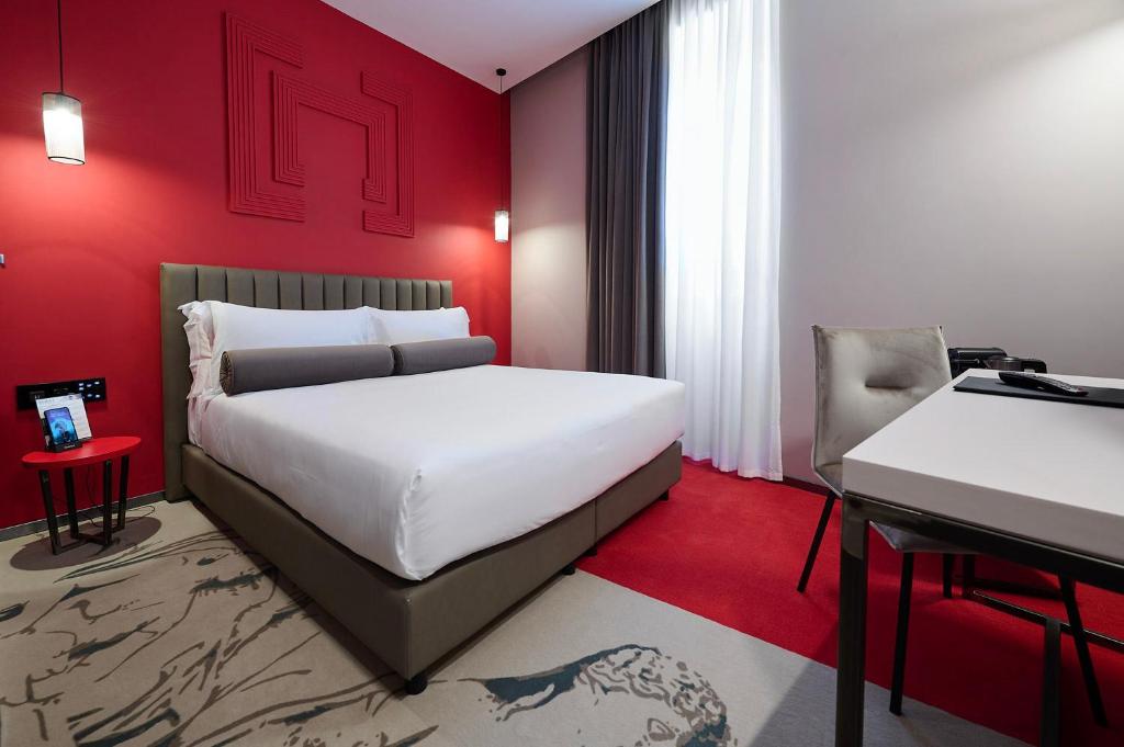 Postel nebo postele na pokoji v ubytování MyTALE Creative Academy Hotel