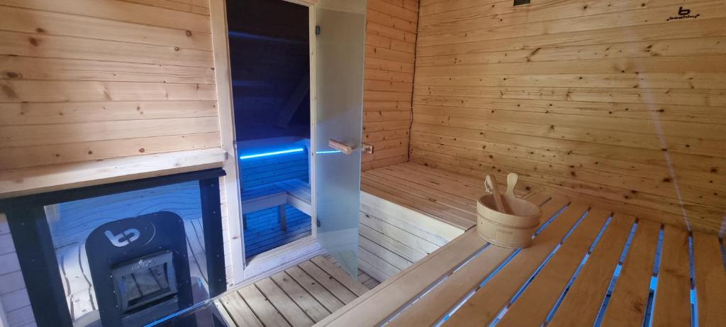 z widokiem na drewnianą saunę z kuchenką w obiekcie Elitní wellness penzion U Dvou jedlí v srdci Českého ráje w mieście Turnov