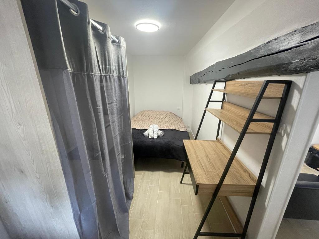 Een bed of bedden in een kamer bij Le minimoys - petit T2 centre de Rouen -125