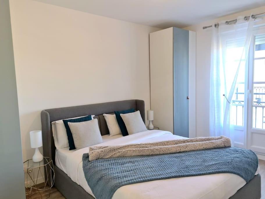 sypialnia z dużym łóżkiem z niebieskim kocem w obiekcie ***Suite Parklane* 5min Disney & Shopping * NEW*** w mieście Serris