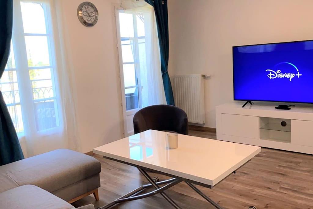 Telewizja i/lub zestaw kina domowego w obiekcie ***Suite Parklane* 5min Disney & Shopping * NEW***
