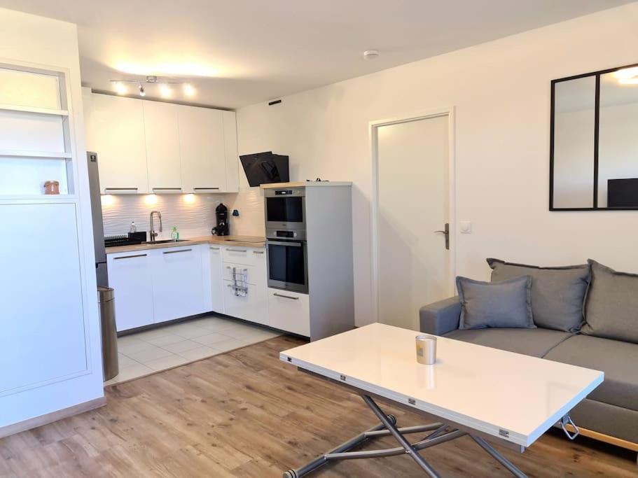 Kuchnia lub aneks kuchenny w obiekcie ***Suite Parklane* 5min Disney & Shopping * NEW***