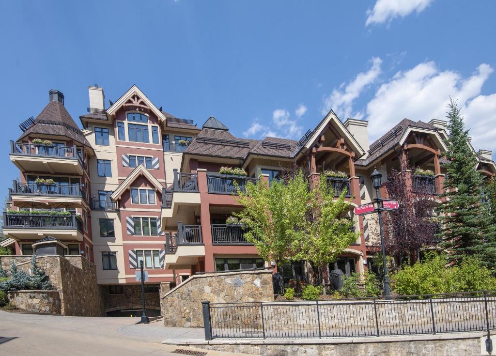 un grand immeuble avec une clôture devant lui dans l'établissement Lionsquare Lodge North #294 condo, à Vail