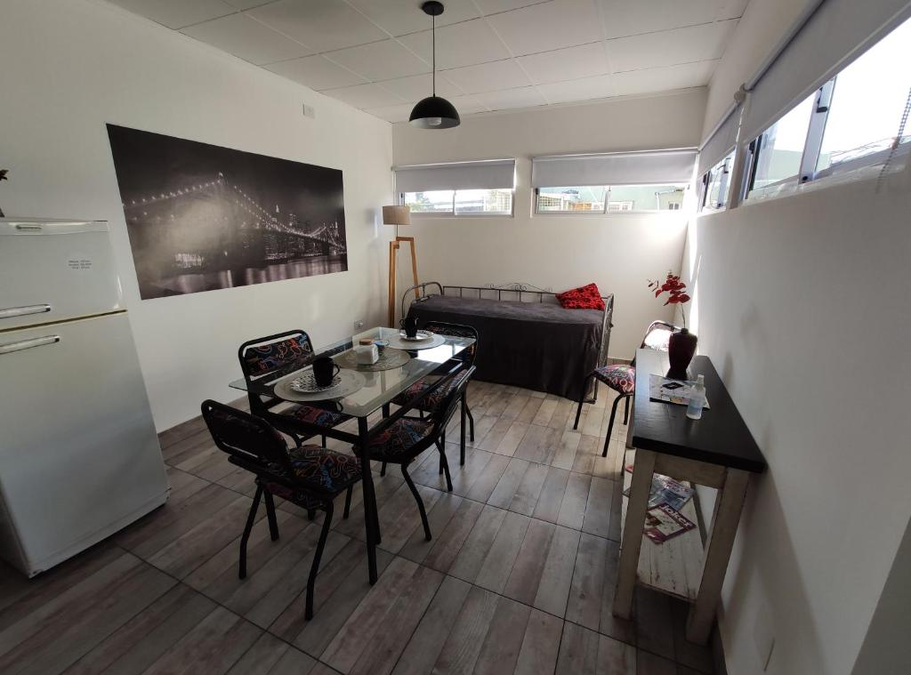 uma cozinha e sala de estar com mesa e cadeiras em LAVALLE 80 - CORRIENTES - A PASOS DE PLAYA Y COSTANERA em Corrientes
