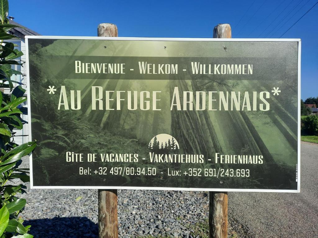 een teken voor een wildreservaat met een teken voor wilde dieren bij *Au Refuge Ardennais* in Bertogne