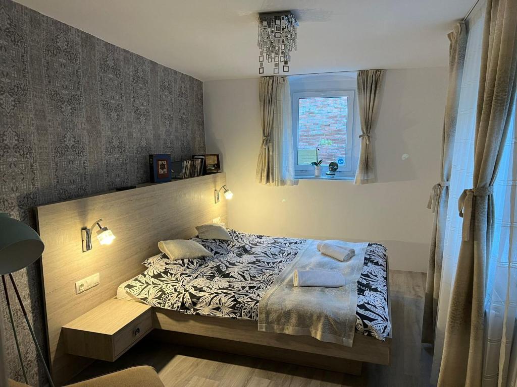 Llit o llits en una habitació de Brick Wall